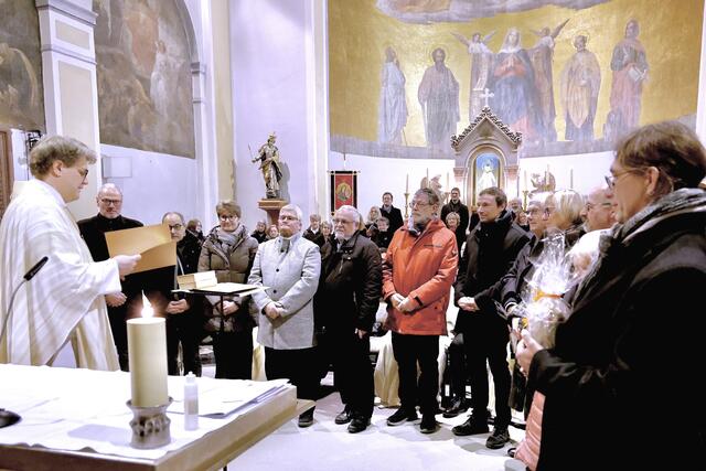 Die beiden Geehrten, Klaus Greppmair und Peter Wenderlein, im Kreise der anderen Kirchenverwaltungsmitglieder. | Foto: Achim Lüders