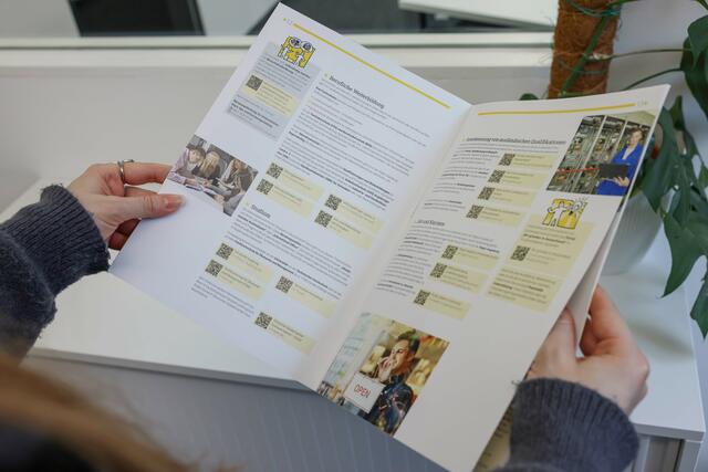 In den Landkreis Neuzugezogene erhalten wertvolle Informationen zum Leben in der Region in der aktualisierten Willkommensbroschüre, die in elf Sprachen angeboten wird. | Foto: Julia Pietsch