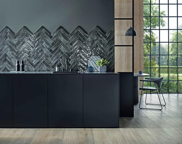 Die Wohnküche lädt zu gemeinsamen Aktivitäten ein - und ist dank Holzoptikfliesen nicht nur wohnlich, sondern auch ausgesprochen pflegeleicht.
 | Foto: DJD/Deutsche-Fliese.de/Ströher