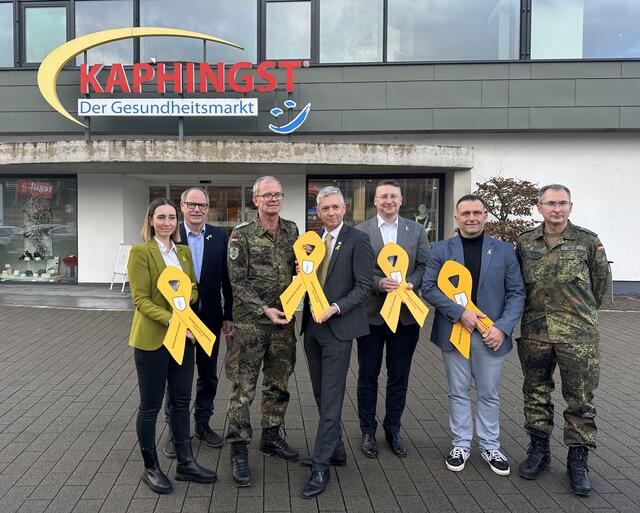 v.l.n.r.: Eva Pichler; Otmar Bonacker, Erster Stadtrat von Stadtallendorf; Hauptmann Martin Würz; Boris
Pichler; Carsten Wiest; Adam Krupinski und Oberstarzt Oliver Behr bei der festlichen Überreichung der
Gelben Schleifen in Marburg/Wehrda. | Foto: Oliver Plank    Referent Unternehmenskommunikation und Pressearbeit  KAPHINGST GmbH