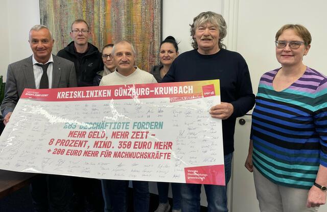 Mitarbeiter der Kreiskliniken übergaben eine Petition mit fast 300 Unterschriften für eine faire Bezahlung an Günzburgs Oberbürgermeister Gerhard Jauernig (links). | Foto: Michael Lindner/ Stadt Günzburg