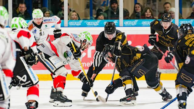 Peißenberg kann nach einem weiteren Spiel auf Augenhöhe ausgleichen, am Dienstag geht es in Königsbrunn weiter (im Bild Dejan Vogl beim Bully gegen Dennis Tausend in schwarz). | Foto: Dietmar Ziegler