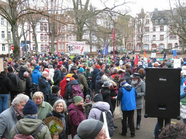 Auftakt zum Klimamarsch am Friedrichsplatz in Marburg