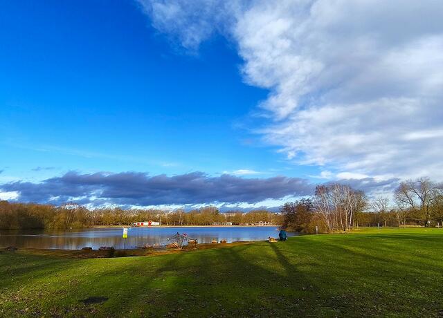 Verschiedenfarbige Wolken am strahlendblauen Himmel | Foto: Shima Mahi