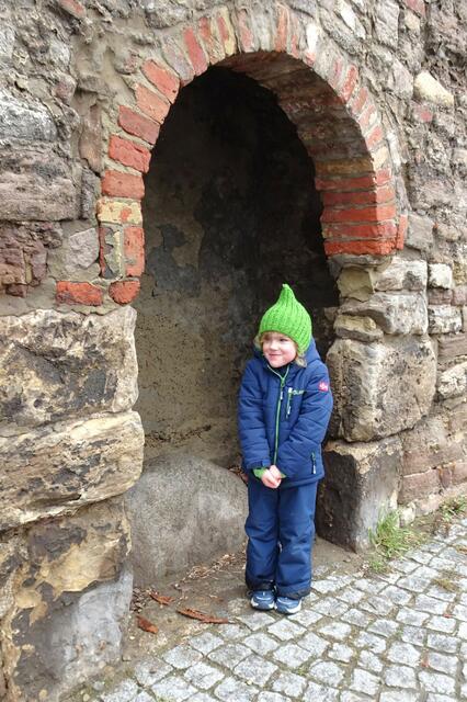 das jüngste Klubmitglied des Zweigvereins Quedlinburg vor dem Wendhuser Lügenstein in der Klostermauer