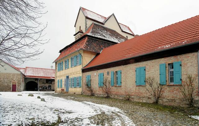 Blick durch das verschlossene Tor in den Klosterhof