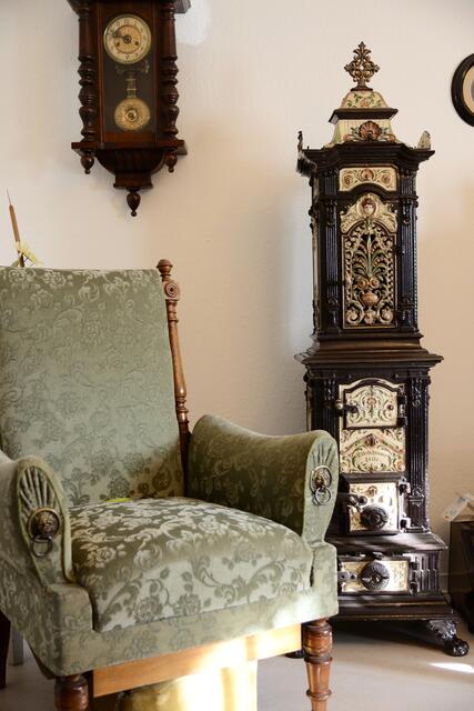 Im Hintergrund ein besonders schmucker Ofen.