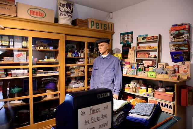 Kaufmannsladen mit Waren, die ein Lächeln ins Gesicht zaubern.