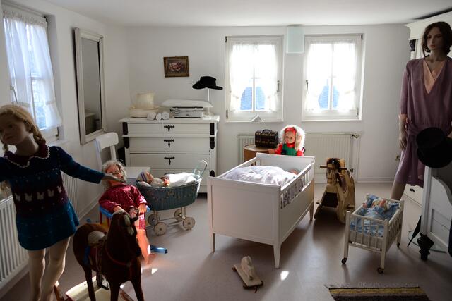 Schlafzimmer mit Kinderecke.