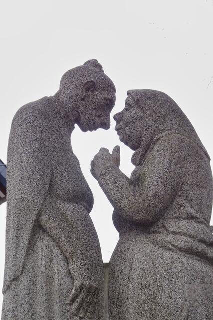 Detail am Altweiberbrunnen, dieses Denkmal wurde im Jahre 1950 nach einem Modell von Robert Propf aus Kunstgranit gefertigt