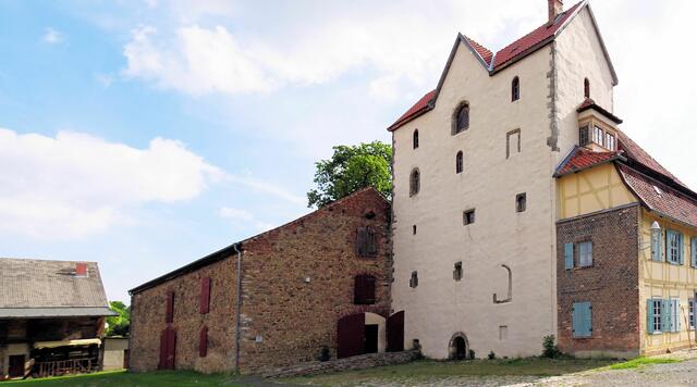 Westportal der einstigen Klosterkirche, später d.h nach 1519 (Aufgabe des Klosters) wurde es zu einem Wohnturm ausgebaut