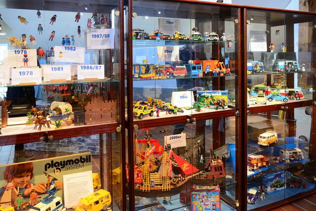Eine der Vitrinen zur Sonderausstellung Playmobil.