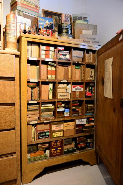 Ein Schrank mit besonderen Schätzen - Tabak- und Zigarrenkästchen.