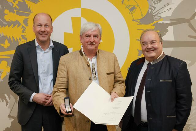 Von links: Landrat Martin Sailer, Klaus Mayr und Stadtbergens Erster Bürgermeister Paulus Metz | Foto: Julia Pietsch