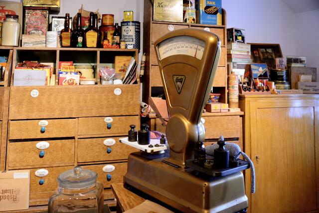 Auf dem Tresen - eine alte Waage.