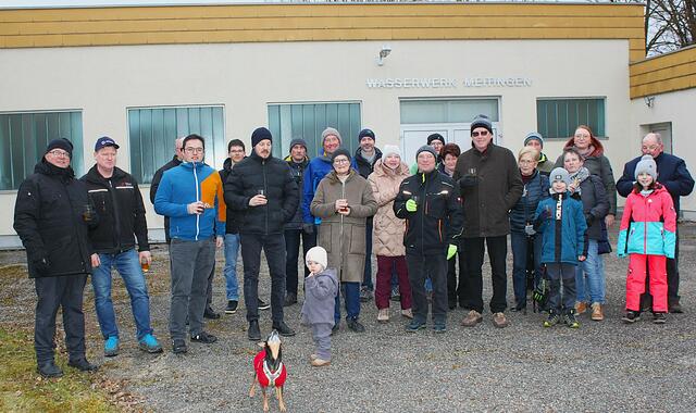 Die diesjährige Winterwanderung der Freien Wähler Meitingen führte zum Wasserwerk der Marktgemeinde Meitingen zwischen Herbertshofen und Erlingen in dem eine informative Führung zum Thema Wasser mit dem  Wassermeister der Marktgemeinde Meitingen Thomas Köhle (zweiter von links) durchgeführt wurde.   | Foto: Peter Heider