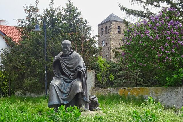 Graf Hessi vor der St. Andreas Kirche