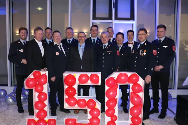 Vereint unter dem Motto #8Feuerwehren ziehen die Neusässer Floriansjünger an einem Strang. Hier zu sehen sind Bürgermeister Richard Greiner, Kreisbrandrat Christian Kannler, und die Vertreter der acht Neusässer Feuerwehren Jörg Roehring (1. Vorsitzender FF Neusäß), Wolfram Stark (Vorsitzender FF Täfertingen), Maximilian Hartwich (2. Vorstand FF Hammel), Daniel Drolshagen (1. Vorstand FF Hainhofen), Dr. Ulrich Kugelmann (1. Vorsitzender FF Westheim), Robert Joachim (Kassenwart FF Neusäß), Marco Hauk (Kommandant FF Steppach), Robert Schmidt (FF Neusäß), Achim Heinle (1. Vorstand FF Schlipsheim) Felix Kluger (FF Neusäß)