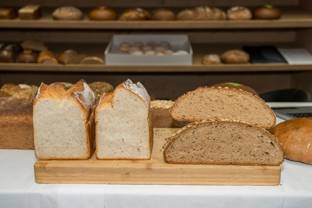 Brot- und Krapfenprüfung 2025 in der Ausgburger City-Galerie. Manfred Stiefel von Deutschen Brotinstitut prüft die Produkte von Handwerksbäckereien aus Augsburg Stadt und Land und aus dem Landkreis Aichach-Friedberg  | Foto: FSeventfoto