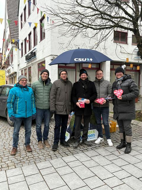 Der CSU-Ortsverband verteilte einen süßen Gruß zum Valentinstag. v.l. Dr. Hans-Christian Niemetz, stellvertretender CSU-Ortsvorsitzender Daniel Schuler, Georg Fink, CSU-Ortsvorsitzender und Stadtrat Philipp Rauner, Bundestagslistenkandidat Florian Kaida, Vorsitzender der CSU-Stadtratsfraktion Stefan Baisch | Foto: CSU/Baisch