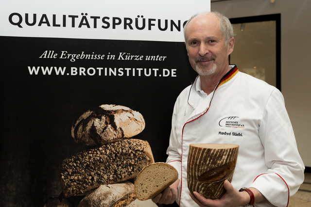 Brot- und Krapfenprüfung 2025 in der Ausgburger City-Galerie. Manfred Stiefel von Deutschen Brotinstitut prüft die Produkte von Handwerksbäckereien aus Augsburg Stadt und Land und aus dem Landkreis Aichach-Friedberg  | Foto: FSeventfoto