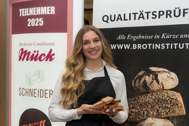 Brot- und Krapfenprüfung 2025 in der Ausgburger City-Galerie. Isabell, Mitarbeiterin der City Galerie Augsburg lädt Besucher zum probieren ein | Foto: FSeventfoto