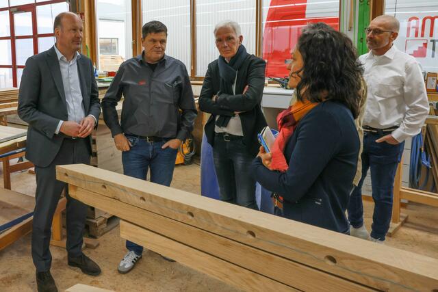 Bei einer Führung durch die Ausstellungsräume und Werkstatt der Ammann Treppen oHG erhielten Landrat Martin Sailer und Schwabmünchens Erster Bürgermeister Lorenz Müller unter anderem einen Einblick in die regionale Holzverarbeitung.
v.l.n.r. Landrat Martin Sailer, Geschäftsführer Stefan Ammann, Bürgermeister Lorenz Müller (Schwabmünchen), Wirtschaftsförderin Rebecca Lechner, Geschäftsführer Robert Schore | Foto: Carola Kirasic