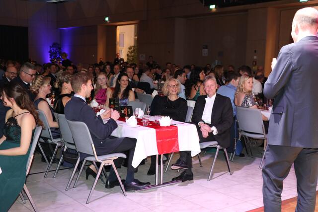 ... und stimmte dann zu ehren von Bürgermeister Richard Greiner ein Geburtstagsständchen an.