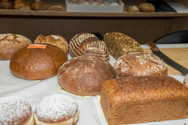 Brot- und Krapfenprüfung 2025 in der Ausgburger City-Galerie. Manfred Stiefel von Deutschen Brotinstitut prüft die Produkte von Handwerksbäckereien aus Augsburg Stadt und Land und aus dem Landkreis Aichach-Friedberg  | Foto: FSeventfoto