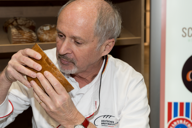Brot- und Krapfenprüfung 2025 in der Ausgburger City-Galerie. Manfred Stiefel von Deutschen Brotinstitut prüft die Produkte von Handwerksbäckereien aus Augsburg Stadt und Land und aus dem Landkreis Aichach-Friedberg  | Foto: FSeventfoto
