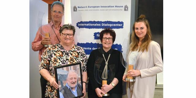 Verleihung des NiBB-Innovationspreis 2024 in Essen, v.l.: Preisträger Dr. Florian König mit dem NiBB-Pokal, NiBB-Mitgründerin Anita Torkel, Preisträgerin Beate Woehrle und Preisträgerin Mary Abdelaziz-Ditzow. Auf dem Bild der kürzlich verstorbene NiBB-Mitgründer Patent-Ing. Dipl.-Ing. Hans-Georg Torkel. | Foto: Dirk Schäfer