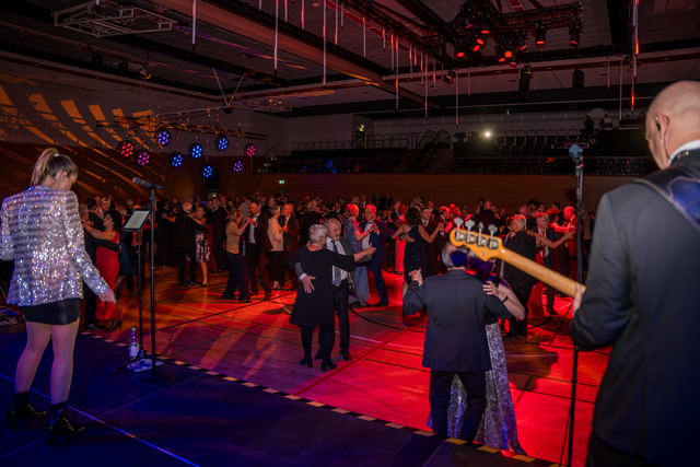 Mehr als 500 Besucher feierten beim 51. Ball der Margerite in der Friedberger Max-Kreitmayr-Halle. Der Wohltätigkeitsball vom Kreisverein Bayerisches Rotes Kreuz Aichach Friedberg gilt als ein großes, gesellschaftliches Highlight. | Foto: FSeventfoto