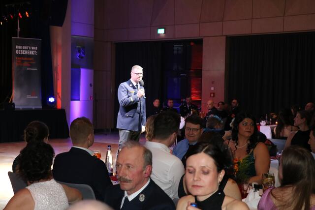 Auch Kreisbrandrat Christian Kannler, der hier Heimspiel hatte, ließ es sich nicht nehmen die Gäste zu begrüßen.