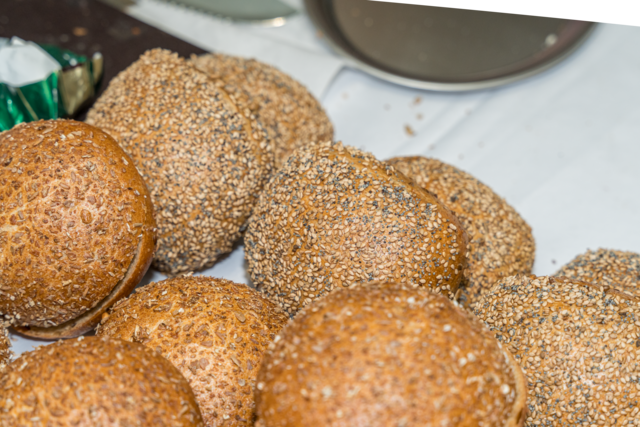 Brot- und Krapfenprüfung 2025 in der Ausgburger City-Galerie. Manfred Stiefel von Deutschen Brotinstitut prüft die Produkte von Handwerksbäckereien aus Augsburg Stadt und Land und aus dem Landkreis Aichach-Friedberg  | Foto: FSeventfoto