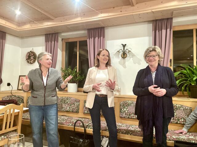 (v.l.n.r.): Parteivorsitzende der Grünen, Gisela Sengl, zu Gast in Reinhartshofen, mit Maria Wißmiller, Direktkandidatin im Wahlkreis 257 Ostallgäu, zu dem auch Teile des südlichen Landkreises Augsburg zählen, und Ulrike Renner, Ortsvorsitzende der Grünen Großaitingen  | Foto: B90/Die Grünen