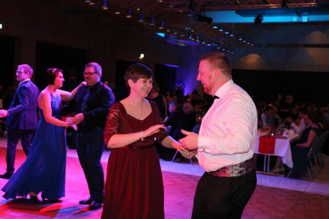 Bereits vor dem Essen stürmten die ersten Gäste die Tanzfläche.