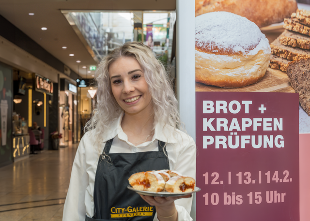 Brot- und Krapfenprüfung 2025 in der Ausgburger City-Galerie. Gina, Mitarbeiterin der City Galerie Augsburg lädt Besucher zum probieren ein | Foto: FSeventfoto