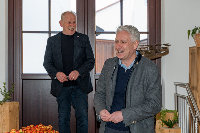 Valentinsfrühstück 2025 der Friedberger CSU - Hansjörg Durz (rechts) freut sich über die Einladung bei Manfred Losinger | Foto: FSeventfoto