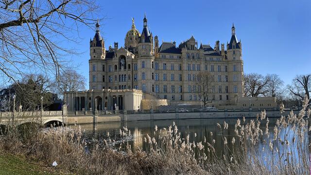 Die Brücke führt hinüber zum Schloss, das auf einer Insel des Schweriner Sees errichtet wurde. Foto: Helmut Kuzina
