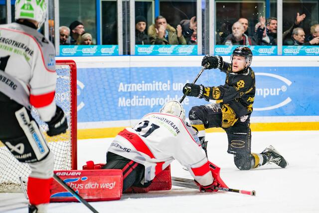 Mit seinem Treffer sorgte Toms Prokopovics (in schwarz) für den frühen Ausgleich. | Foto: Dietmar Ziegler