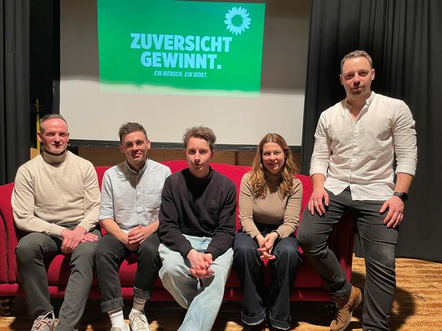 Der Moderator der Podiumsdiskussion Simon Berlin gemeinsam mit Jamila Schäfer, Jonathan Berlin, Alpay Artun und Torsten Becker (v.l.).  | Foto: Nadine Rau
