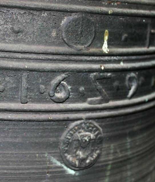 Stadtsiegel aus dem 14. Jhd. auf der Glocke von 1659 der St. Johanneskirche in Hatzfeld