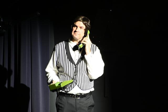 Das Theater Gersthofen brachte mit seiner Sketch-Revue auch in diesem Jahr das Publikum zum Lachen. Hier spielte auch einer der beiden Spielleiter Christian Schmerder mit.