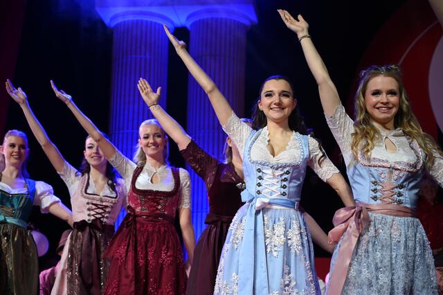 Die Mädchen von der Lechana und den Gruppe "Zuckerpuppen" brachten gemeinsam mit ihrem Tanz Kirchsweih-Flair auf die Bühne.