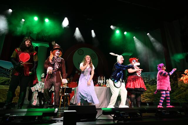 In einer ideenreichen Adaption von "Alice im Wunderland" nahm die Gersthofer Musikschule die Situation am Gersthofer Loch auf die Schippe. Vor allem die großartig vorgetragenen Gesangsstücke überzeugten das Publikum.