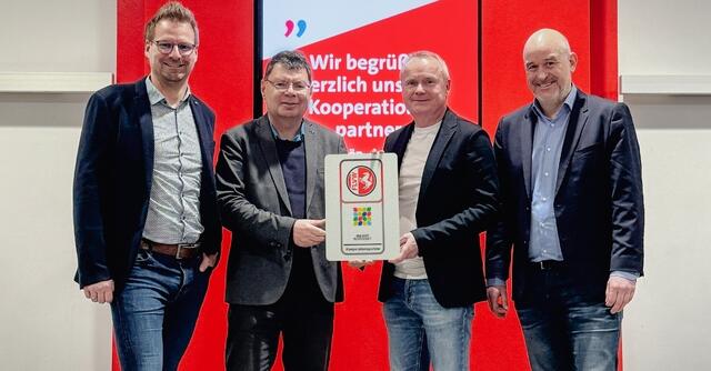 Besiegelten ihre Kooperation: Maurice Hampel (Geschäftsführer FLVW Marketing GmbH), Horst Fischer (Geschäftsführer IGA 2027), Manfred Schnieders (Präsident FLVW) und IGA-Marketingleiter Patrick Krian (v.l, Foto FLVW) | Foto:  Foto FLVW)