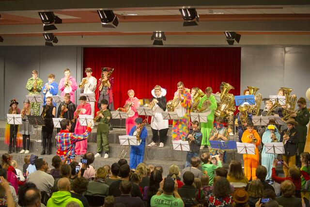 Den lautstarken Abschluss des Faschingskonzertes der Musikschule bildeten die „Heros of the Brass“ unter der Leitung von German Moreno Lopez.