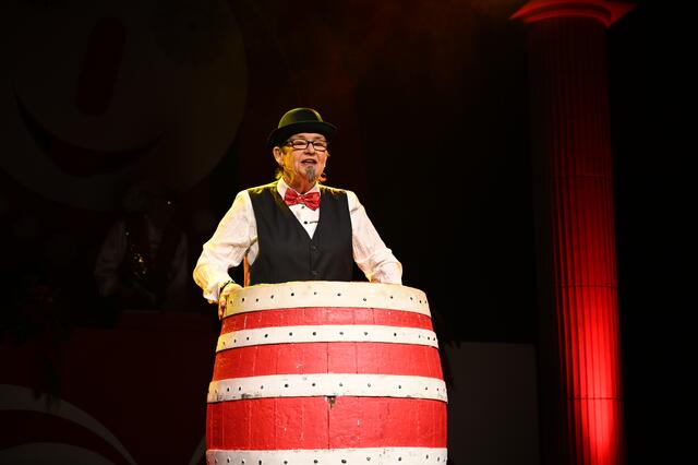 Ina Neis fasste in politischen Spitzen die Widrigkeiten der aktuellen Politik zusammen.