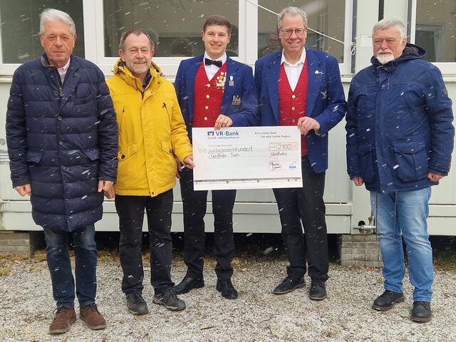 Symbolische Übergabe des Spendenschecks | Foto: Peter Metzger