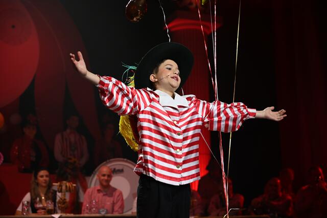 Souverän  trug das KOL-LA-Männchen Elias Strempfl seinen Prolog vor.